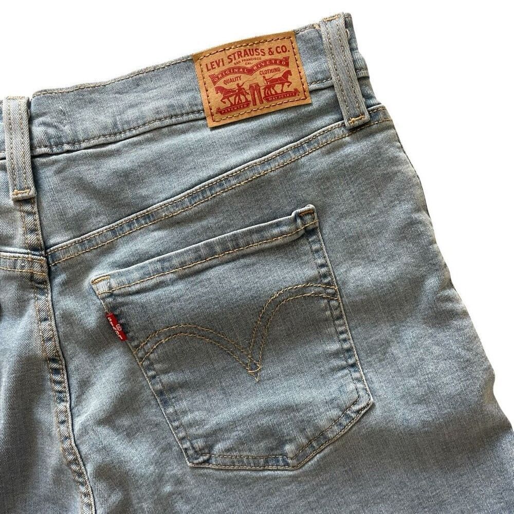 New Levi’s Mid Length Shorts Light Blue Denim Jean Women’s Sz 31 Stretch Cuffed - Picture 5 of 5